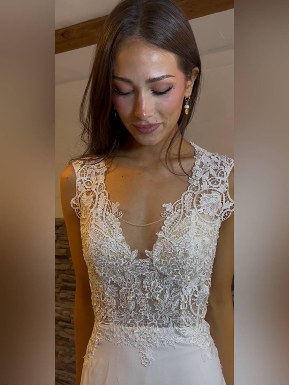 Romantic Ivory Lace + Chiffon Sample Wedding Gown 🤍 Pearl Detail